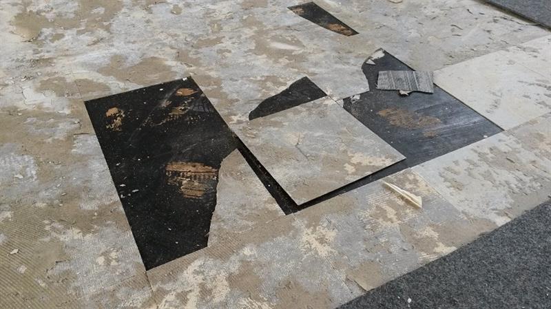 PAK in Kleber unter Bodenbelag-1